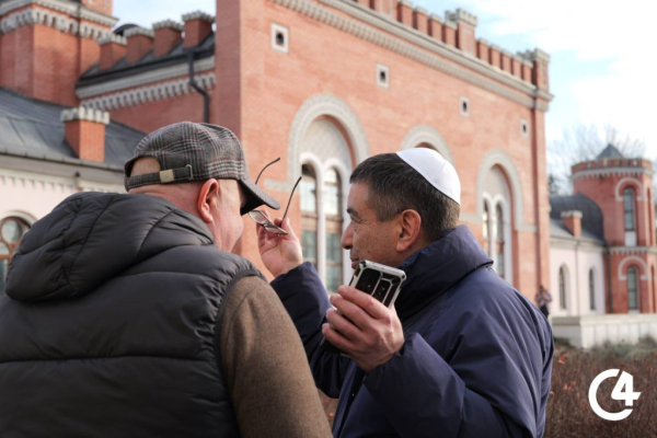 C4 - У Садгірській синагозі провели ритуал поховання священних книг, пошкоджених під час підпалу C4 - У Садгірській синагозі провели ритуал поховання священних книг, пошкоджених під час підпалу