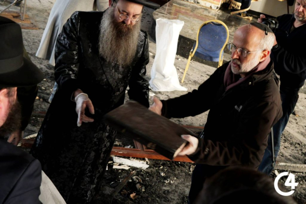 C4 - У Садгірській синагозі провели ритуал поховання священних книг, пошкоджених під час підпалу C4 - У Садгірській синагозі провели ритуал поховання священних книг, пошкоджених під час підпалу