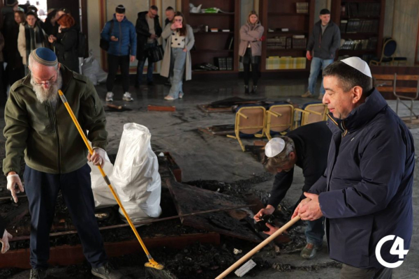 C4 - У Садгірській синагозі провели ритуал поховання священних книг, пошкоджених під час підпалу C4 - У Садгірській синагозі провели ритуал поховання священних книг, пошкоджених під час підпалу