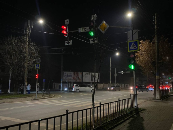 C4 - У Чернівцях відновили роботу світлофорів на перехресті вулиць Садова та Героїв Майдану