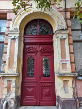 Блакитні, червоні, жовті. Віталій Москалюк про секрети, які ховають старовинні двері у Чернівцях » Чернівецький промінь | Новини. Буковина. Чернівці