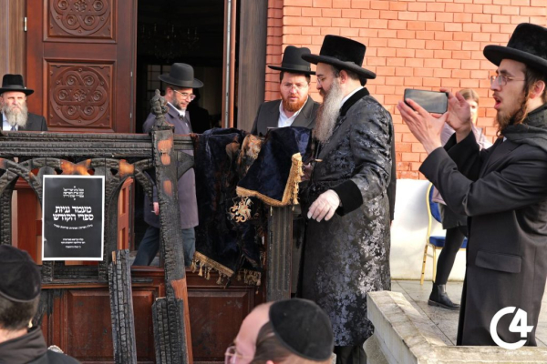 C4 - У Садгірській синагозі провели ритуал поховання священних книг, пошкоджених під час підпалу C4 - У Садгірській синагозі провели ритуал поховання священних книг, пошкоджених під час підпалу