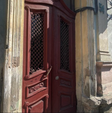 Блакитні, червоні, жовті. Віталій Москалюк про секрети, які ховають старовинні двері у Чернівцях » Чернівецький промінь | Новини. Буковина. Чернівці