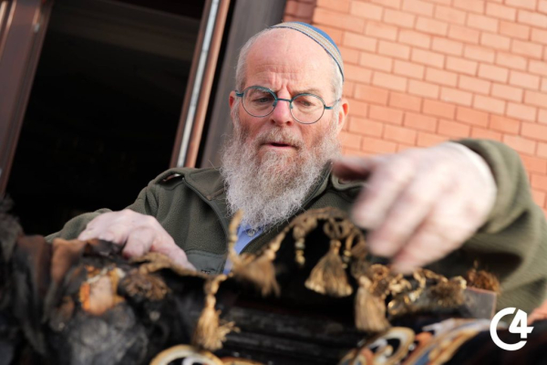 C4 - У Садгірській синагозі провели ритуал поховання священних книг, пошкоджених під час підпалу C4 - У Садгірській синагозі провели ритуал поховання священних книг, пошкоджених під час підпалу