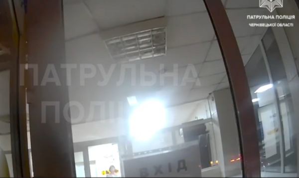 Чернівецькі патрульні супроводили до лікарні авто з жінкою, яка знепритомніла &raquo; Чернівецький промінь | Новини. Буковина. Чернівці