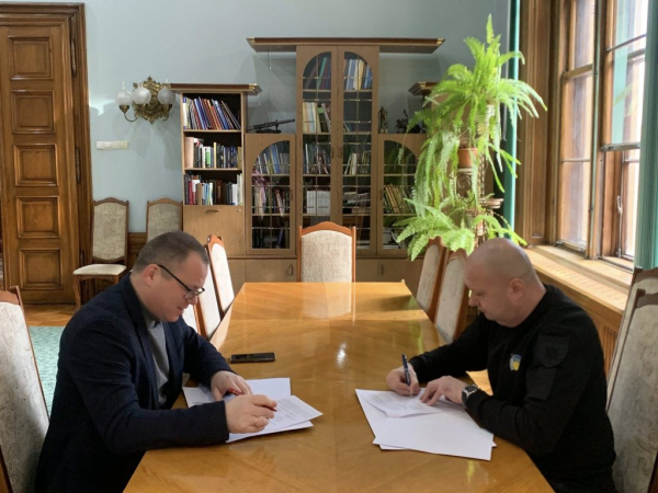 C4 - Поліція охорони тепер слідкуватиме за безпекою студентів ЧНУ та охоронятиме центральний корпус